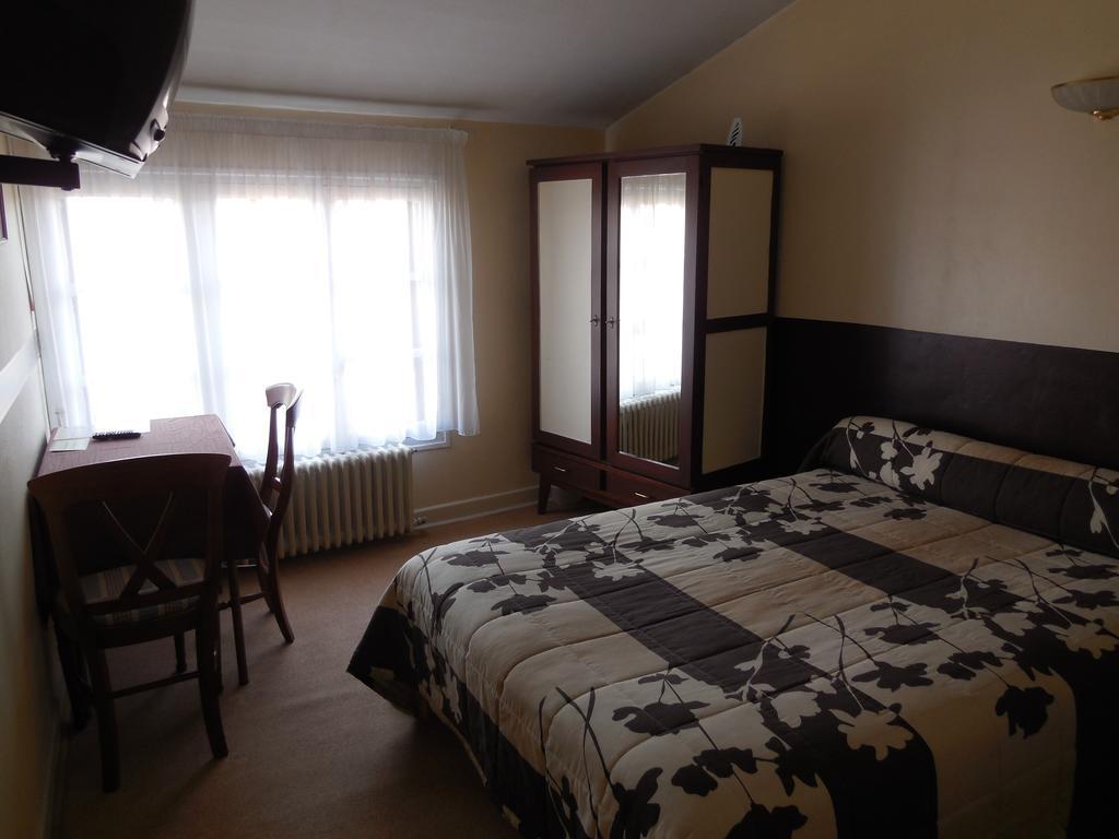 Hotel Le Lion D'Or Salbris Rum bild